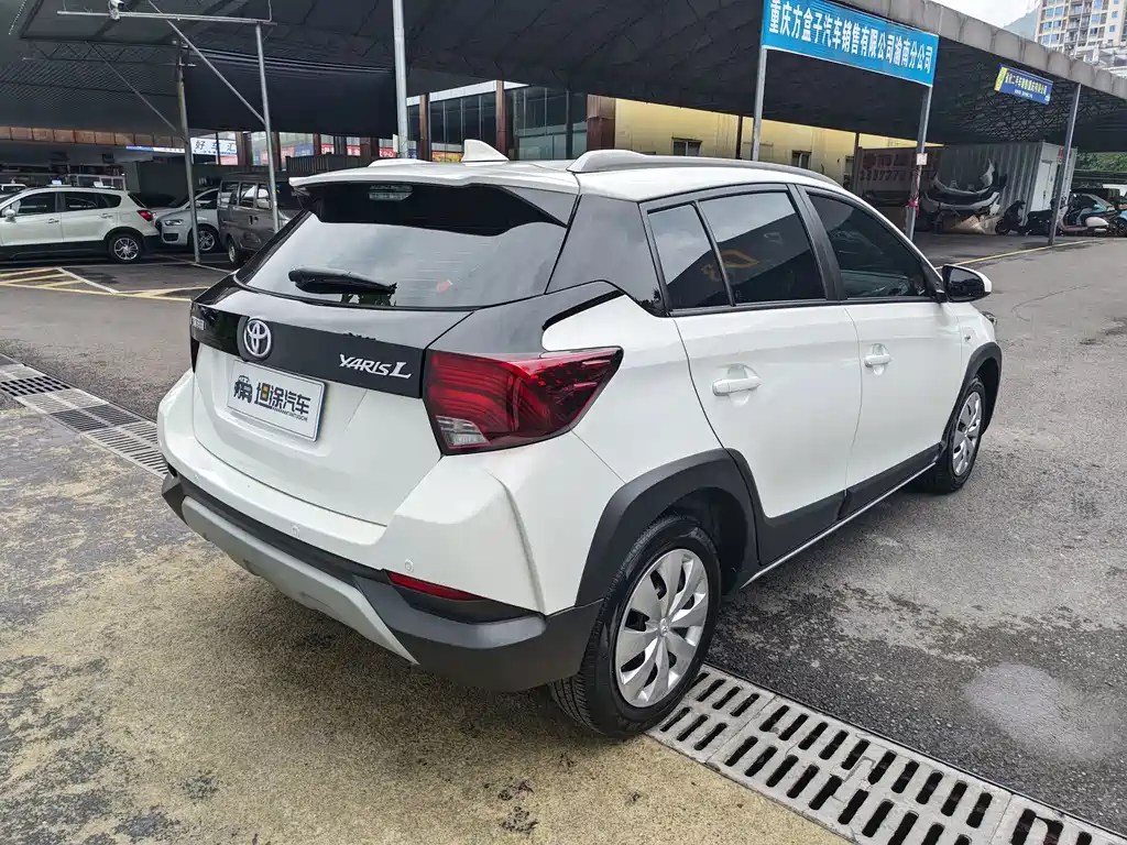 Toyota Yaris L — фото 25