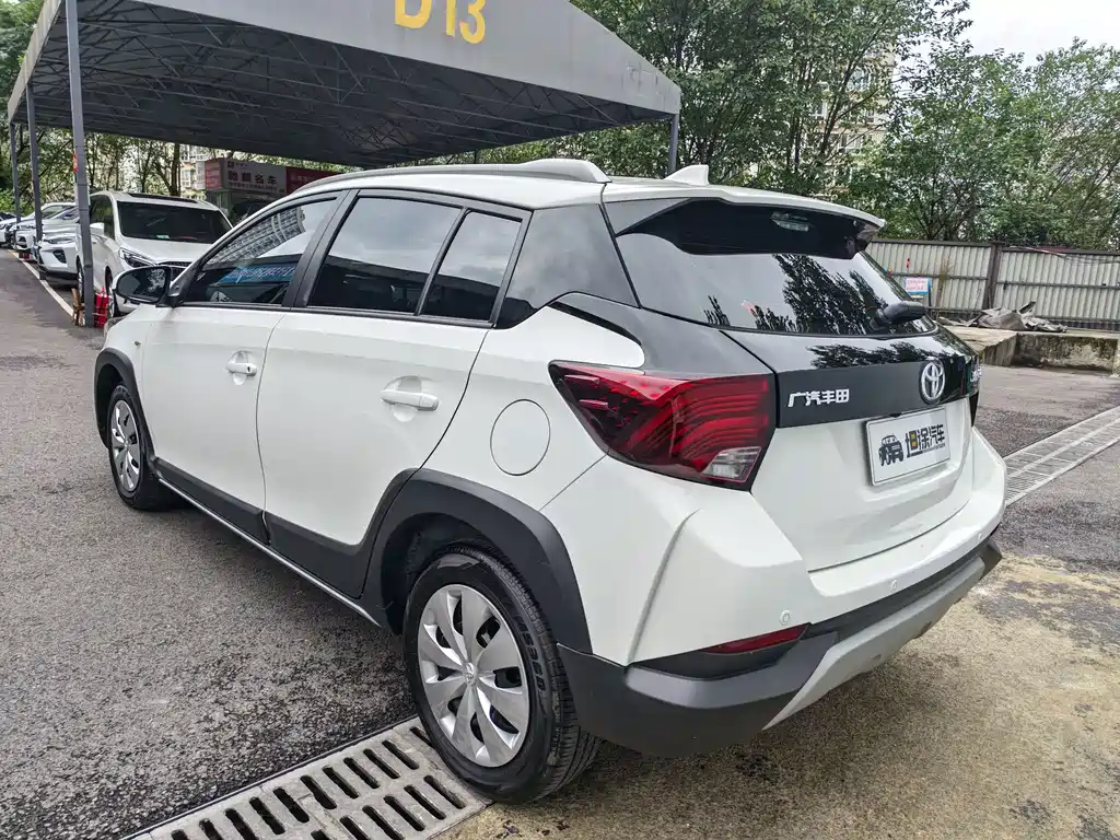 Toyota Yaris L — фото 27