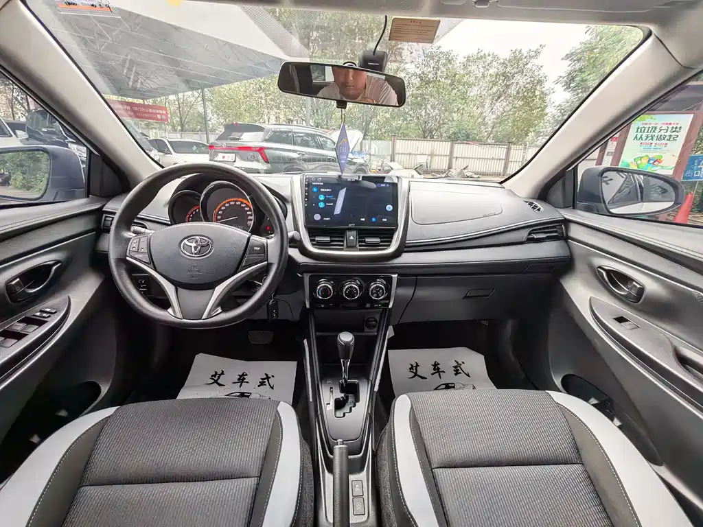 Toyota Yaris L — фото 4