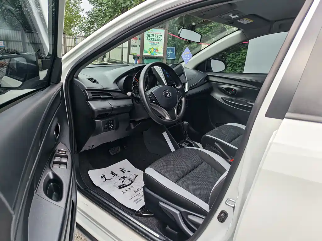 Toyota Yaris L — фото 7