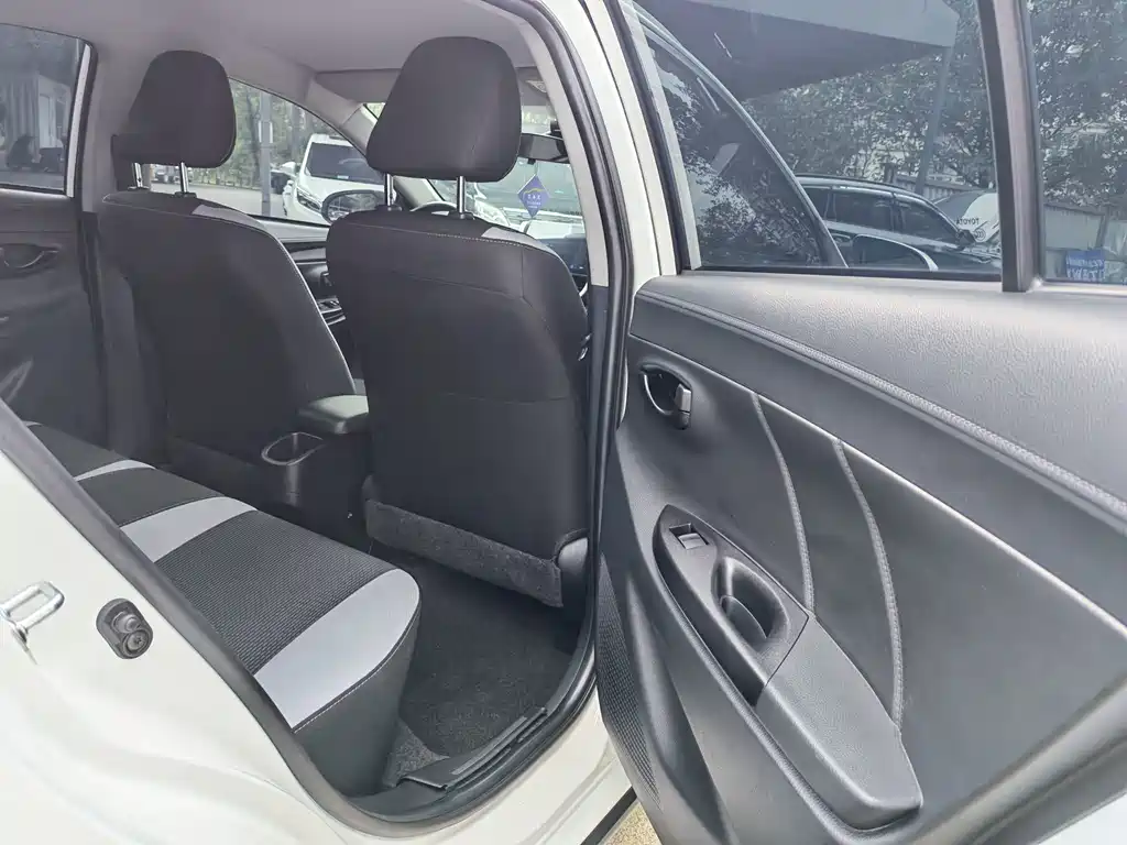 Toyota Yaris L — фото 10