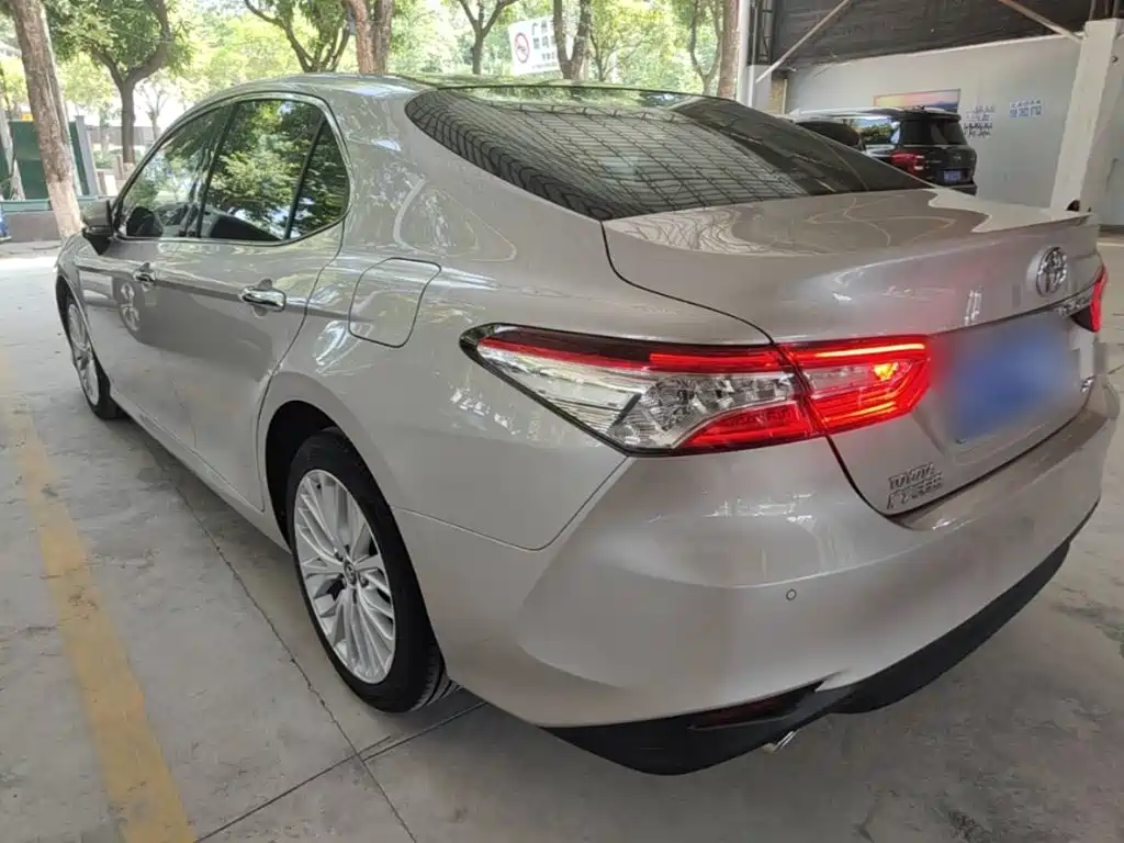 Toyota Camry — фото 5