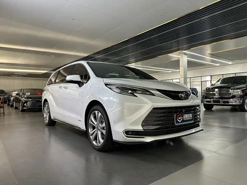 Toyota Sienna — фото 3