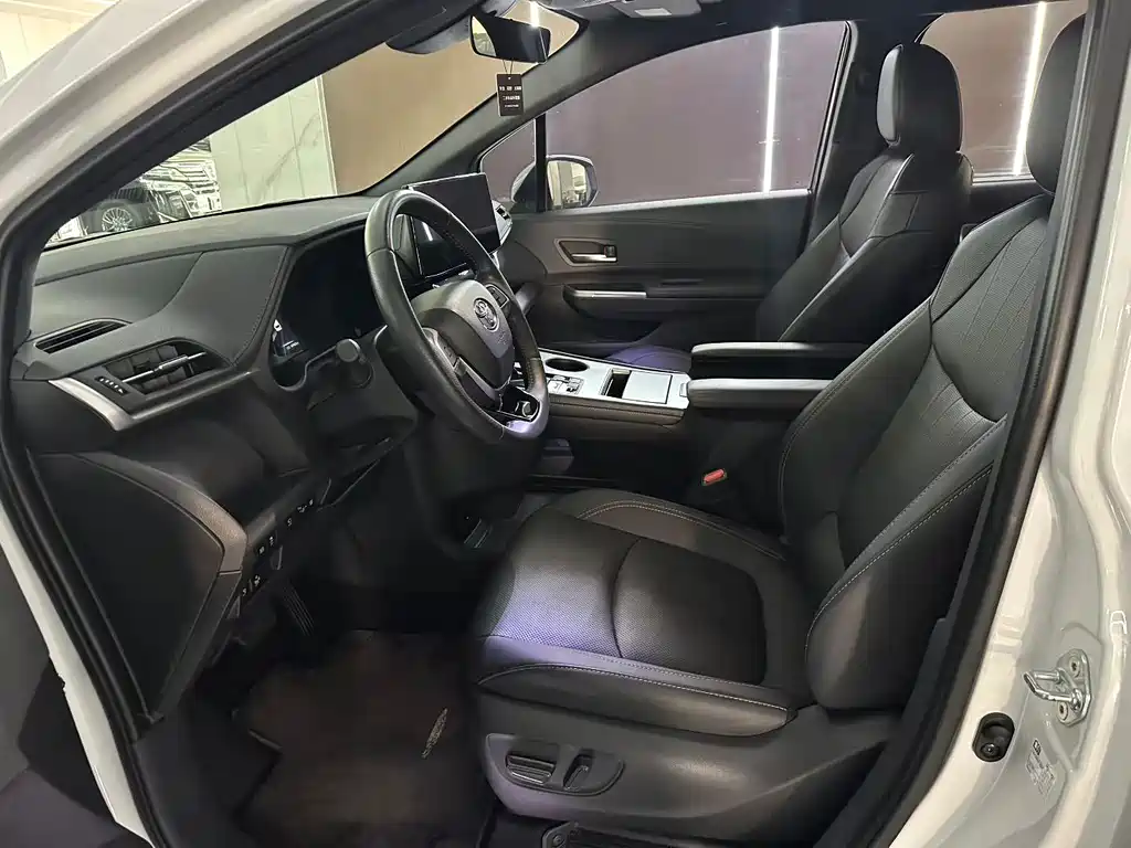 Toyota Sienna — фото 4