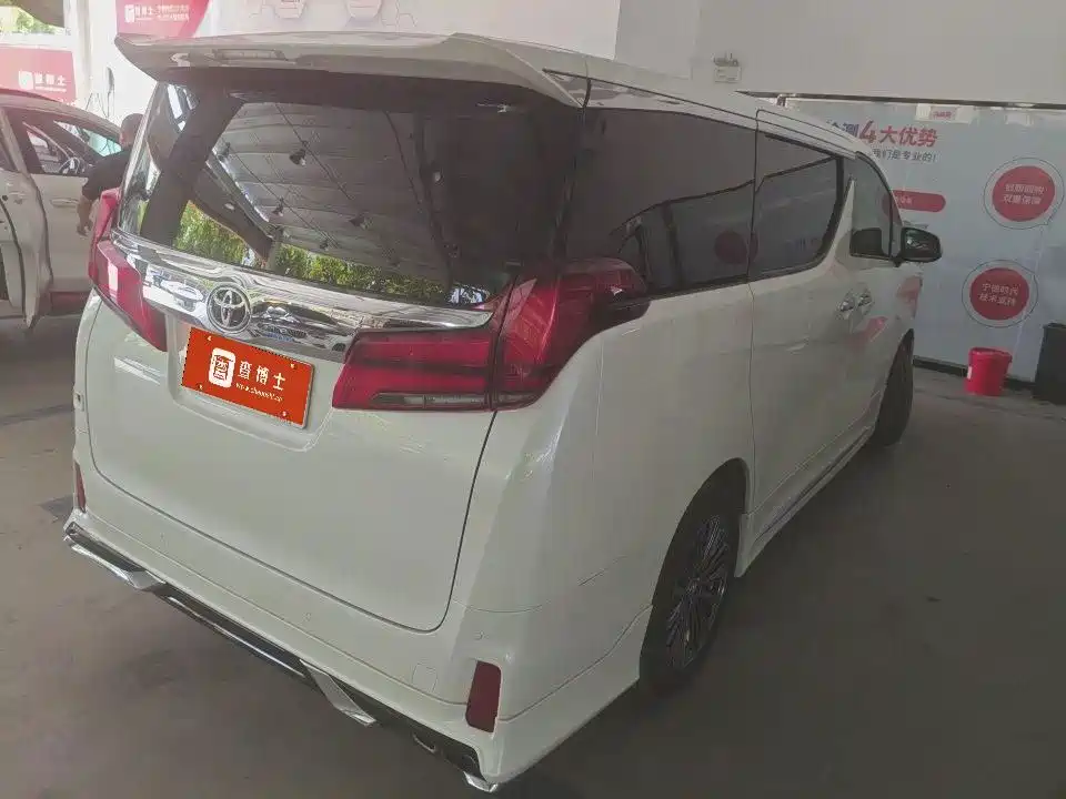 Toyota Alphard — фото 4