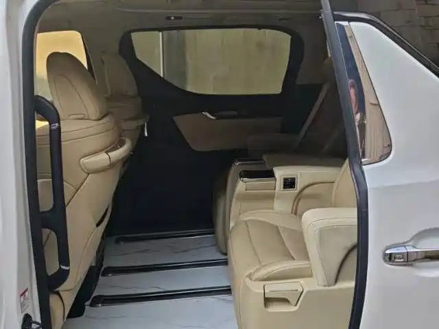 Toyota Alphard — фото 6