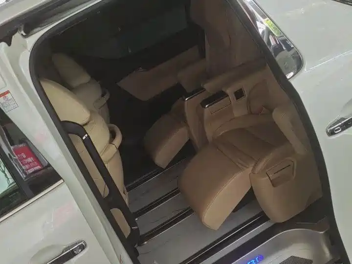 Toyota Alphard — фото 8