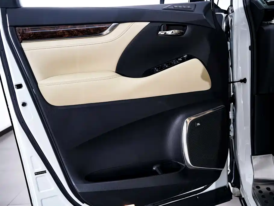 Toyota Alphard — фото 17