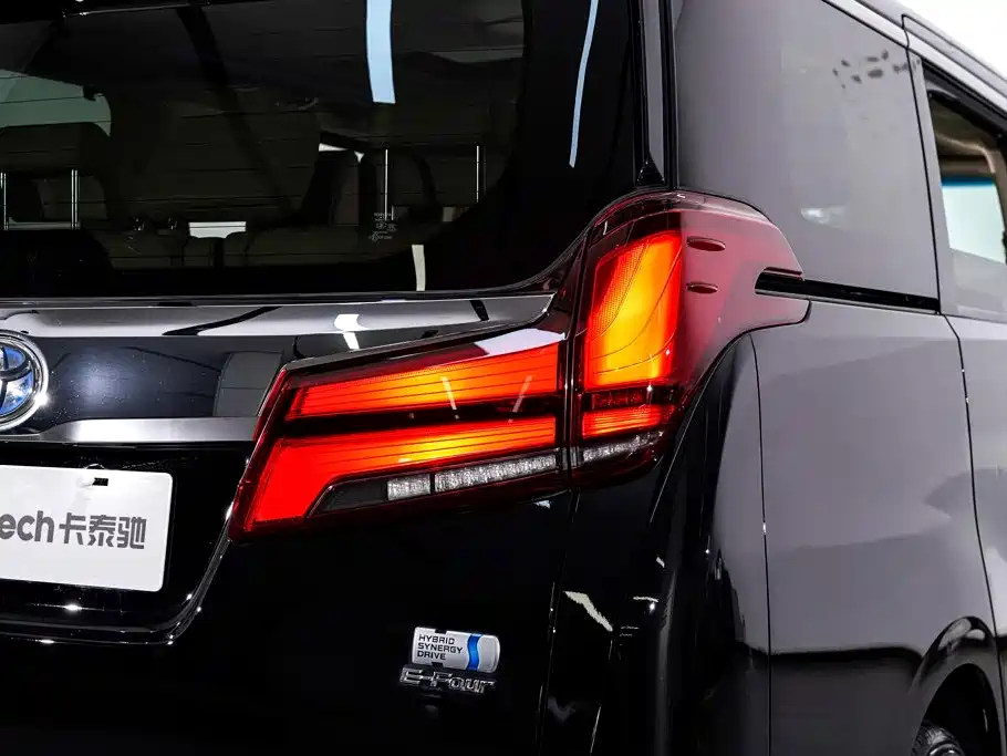 Toyota Alphard — фото 10