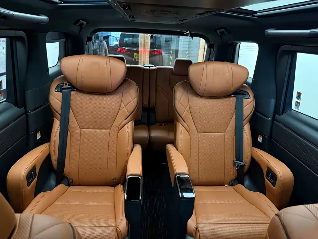 Toyota Alphard — фото 9