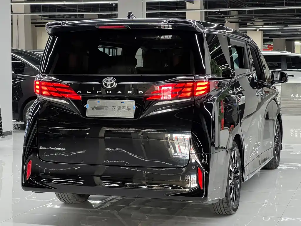 Toyota Alphard — фото 4