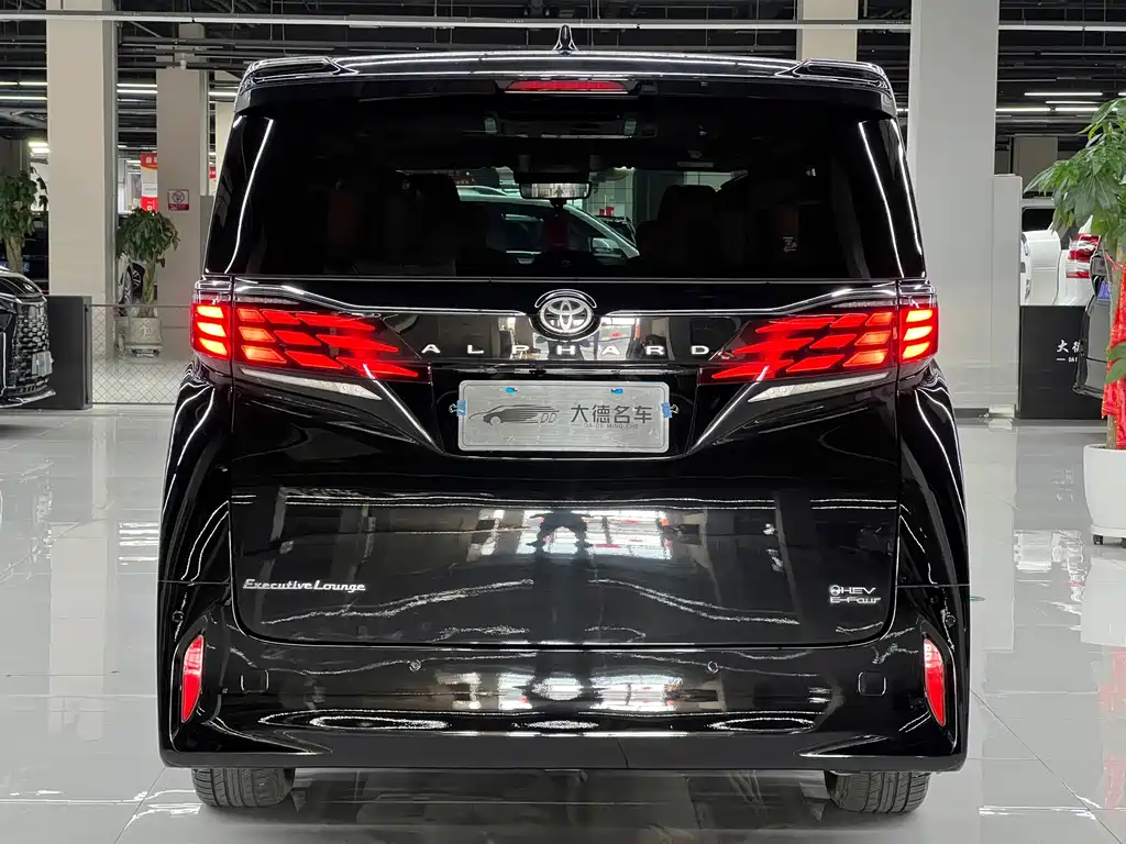 Toyota Alphard — фото 5
