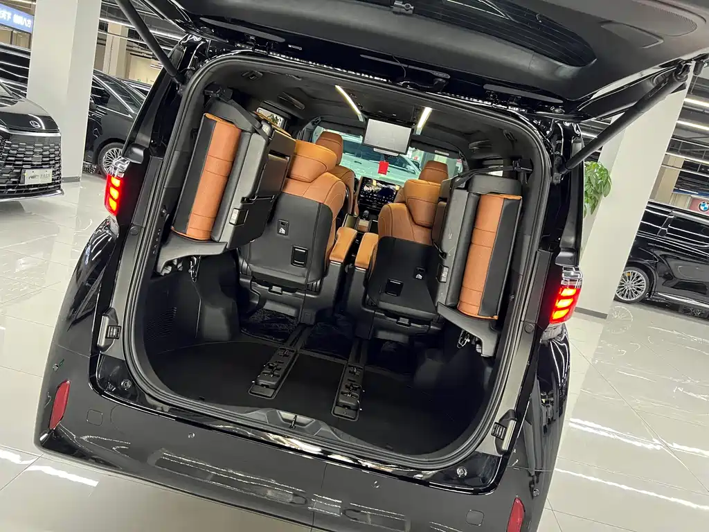 Toyota Alphard — фото 8