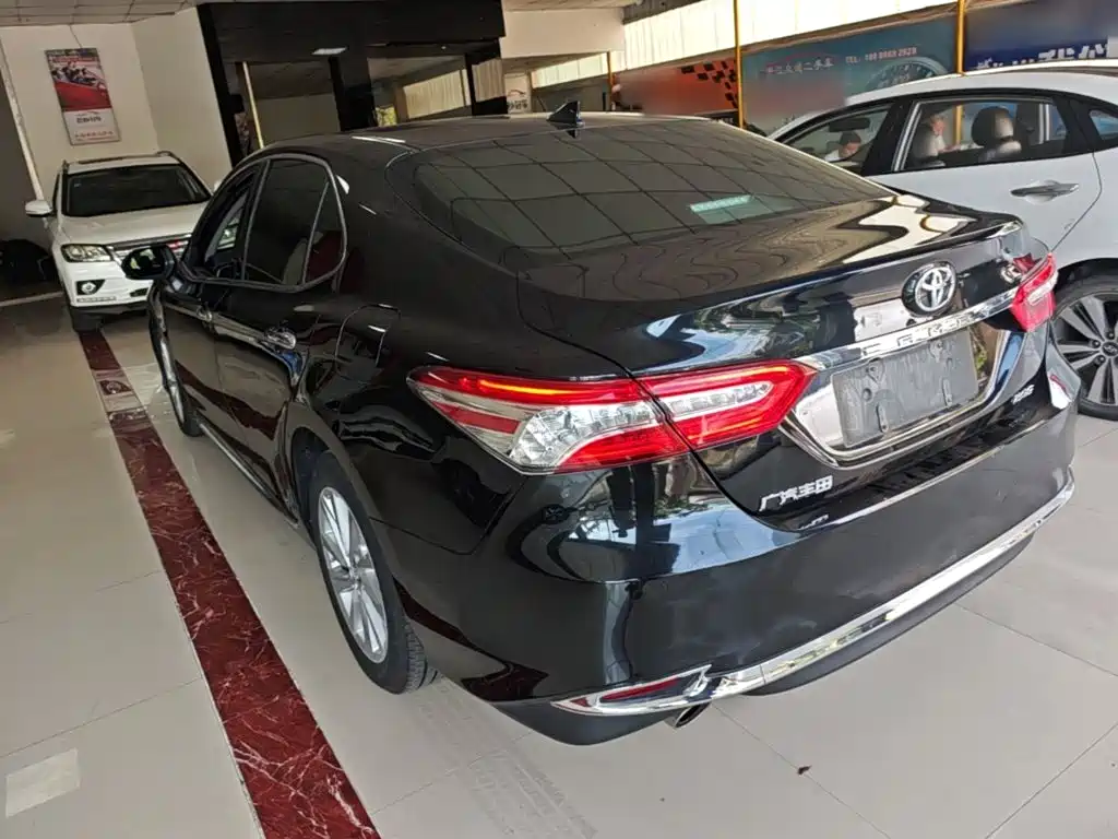 Toyota Camry — фото 5