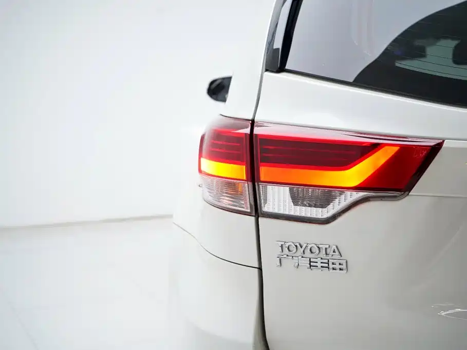 Toyota Highlander — фото 13