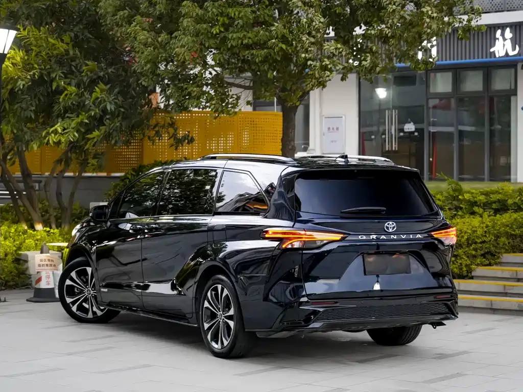 Toyota Granvia — фото 4