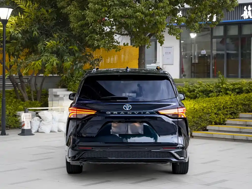 Toyota Granvia — фото 5