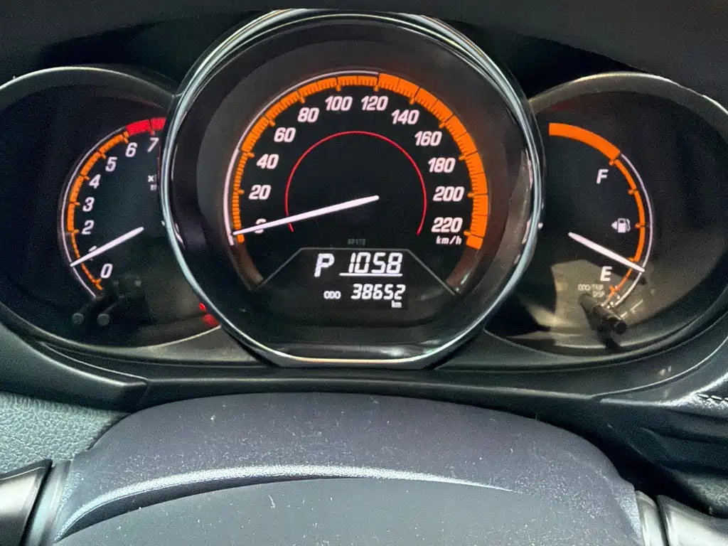 Toyota Yaris L — фото 11