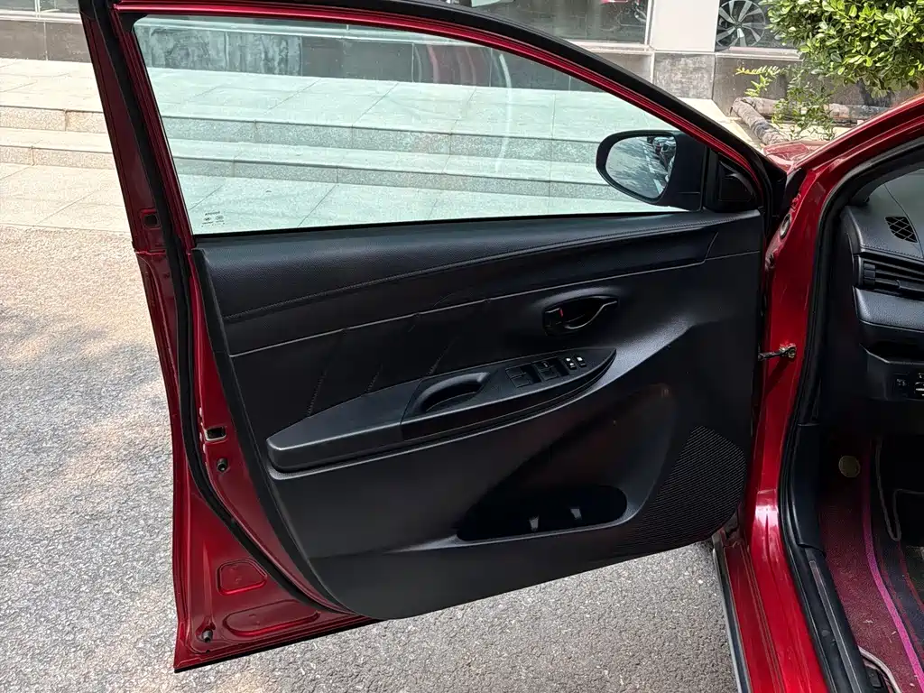Toyota Yaris L — фото 7