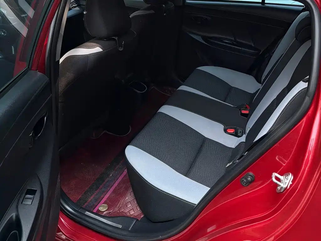 Toyota Yaris L — фото 10