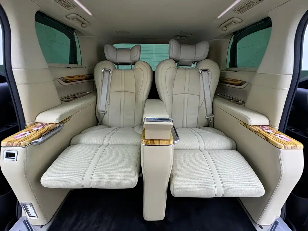 Toyota Alphard — фото 11