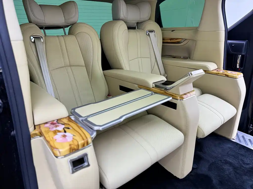 Toyota Alphard — фото 13