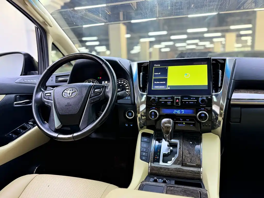 Toyota Alphard — фото 17