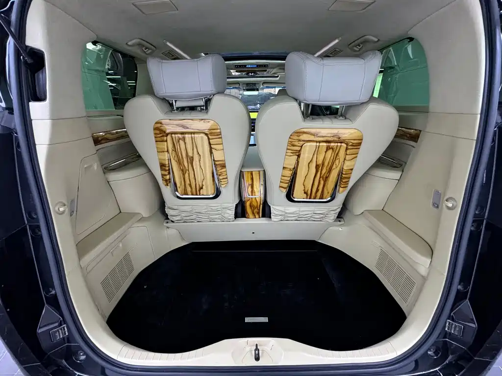 Toyota Alphard — фото 21