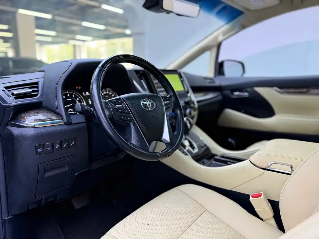 Toyota Alphard — фото 6