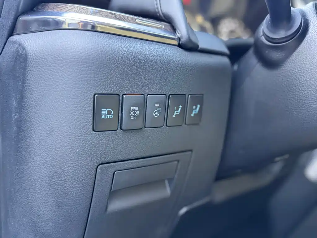 Toyota Alphard — фото 7