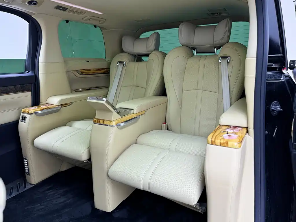 Toyota Alphard — фото 10