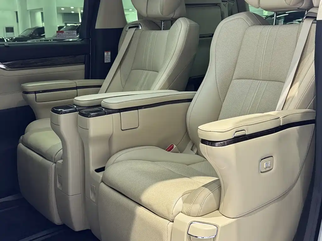 Toyota Alphard — фото 11