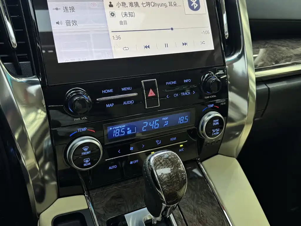 Toyota Alphard — фото 9