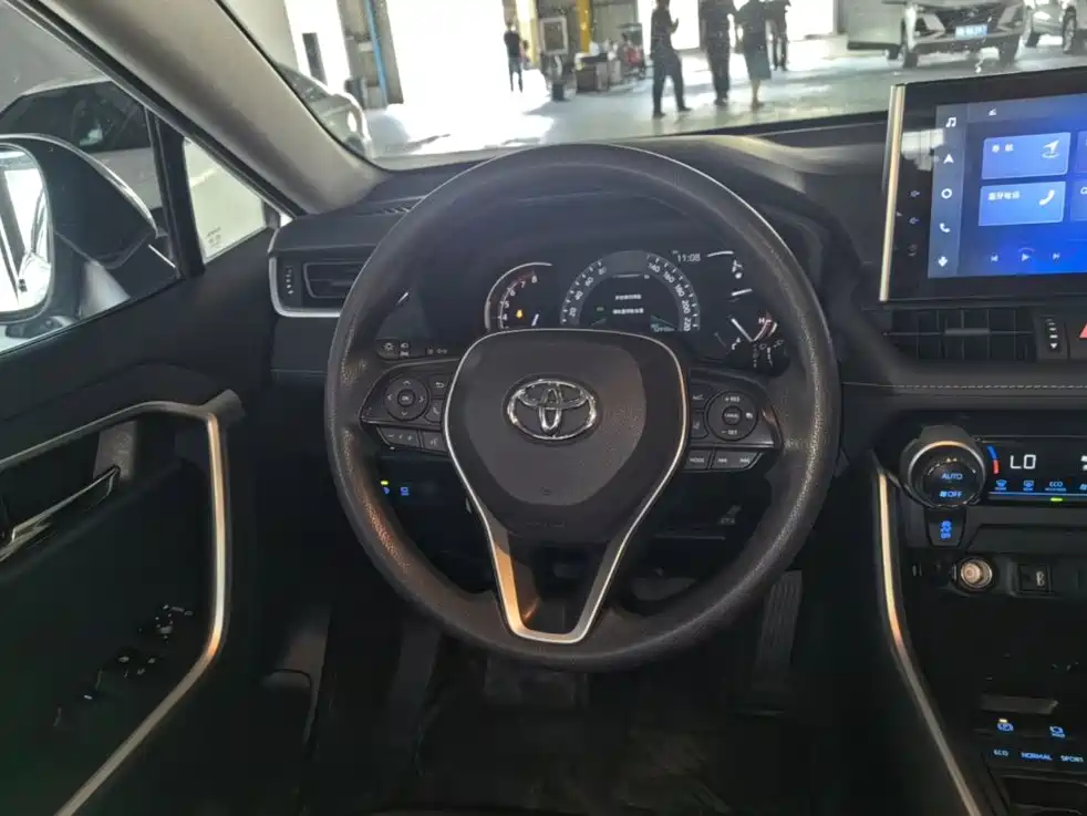 Toyota RAV4 — фото 11