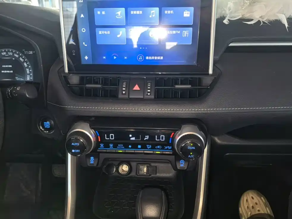 Toyota RAV4 — фото 13