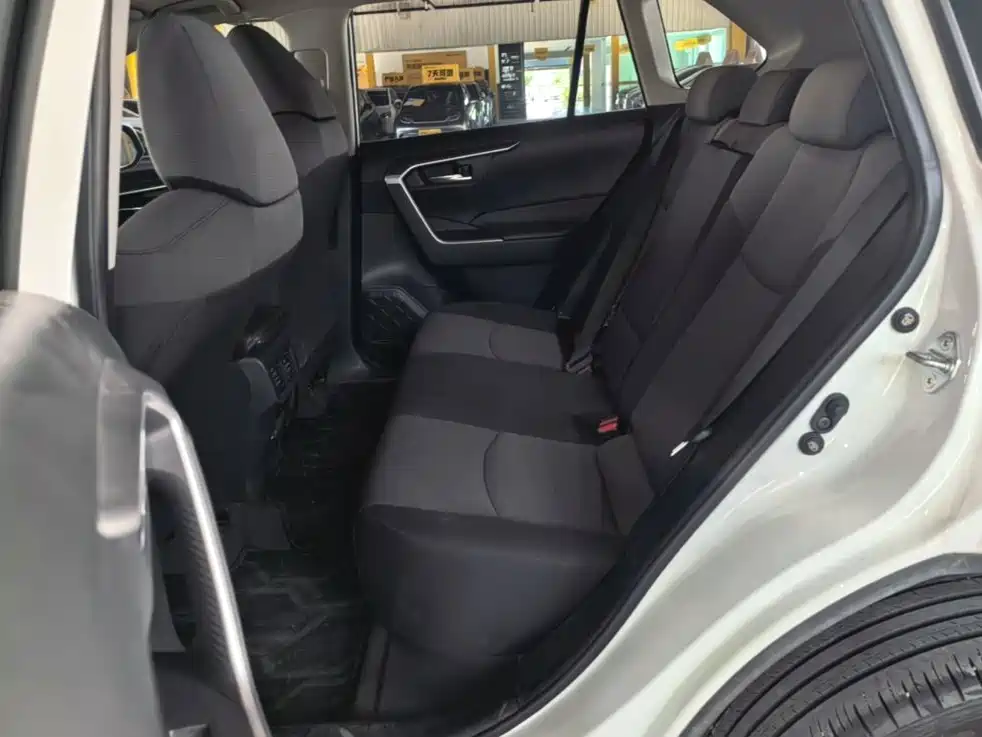 Toyota RAV4 — фото 17
