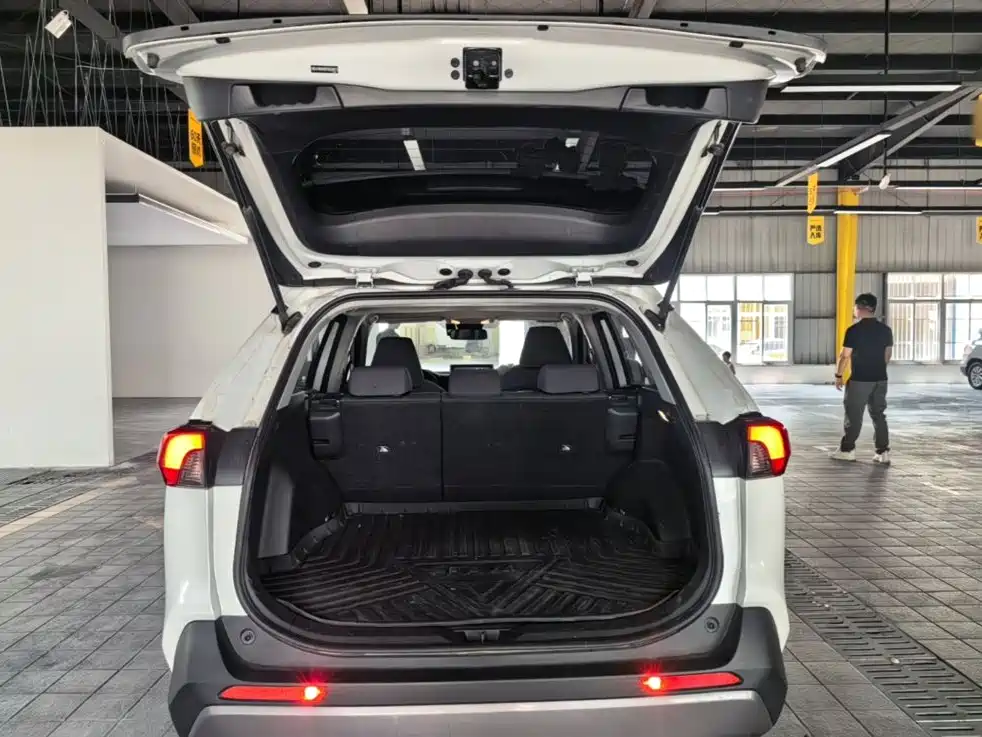 Toyota RAV4 — фото 19