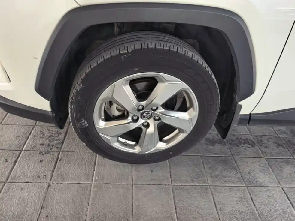 Toyota RAV4 — фото 23