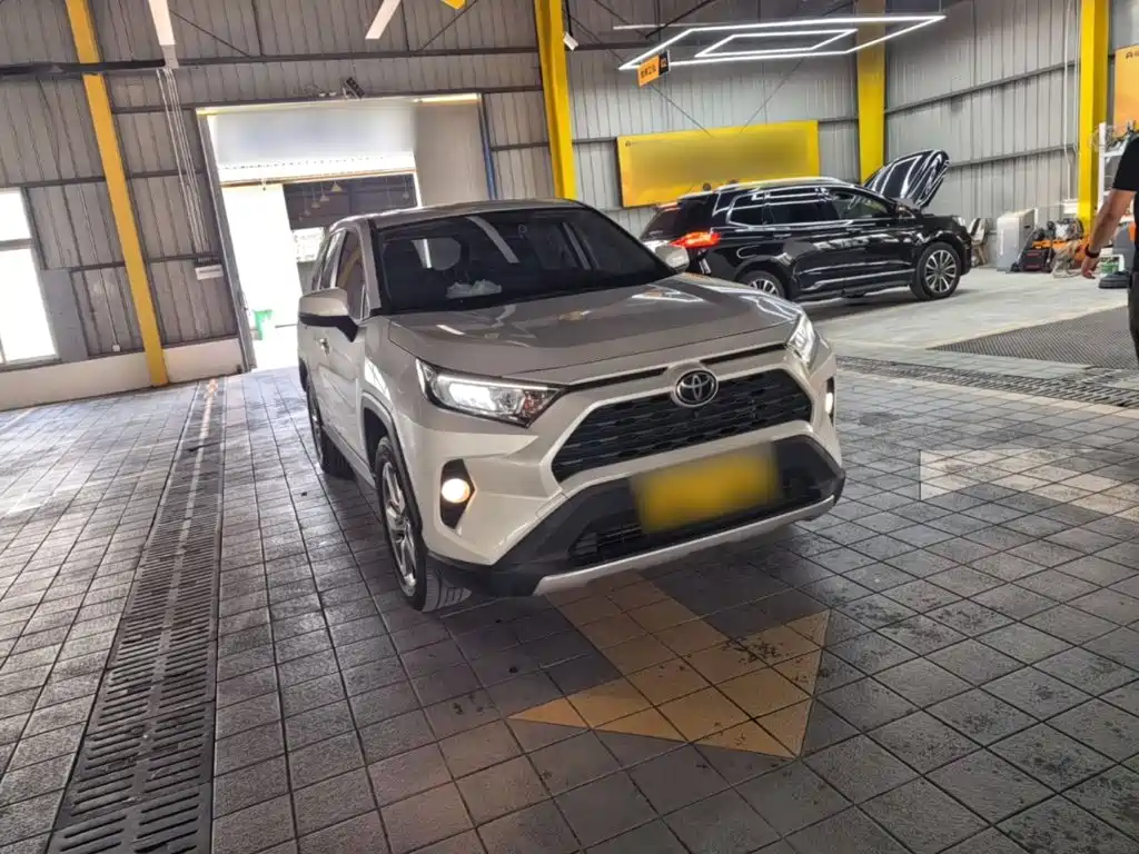 Toyota RAV4 — фото 4