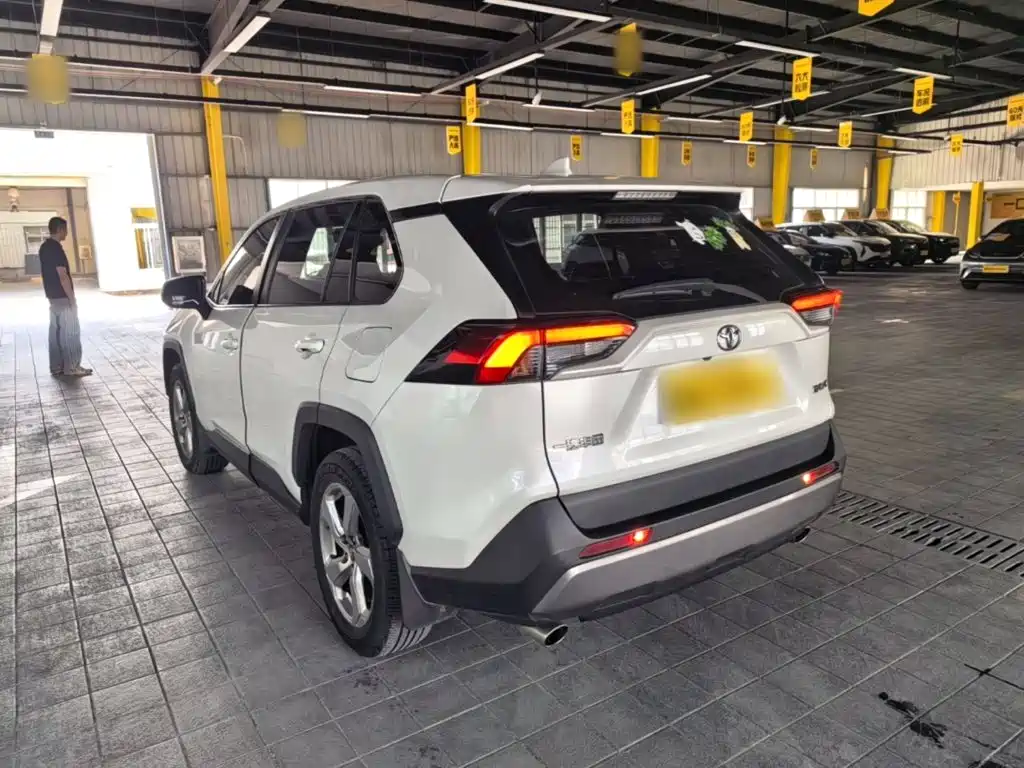 Toyota RAV4 — фото 5