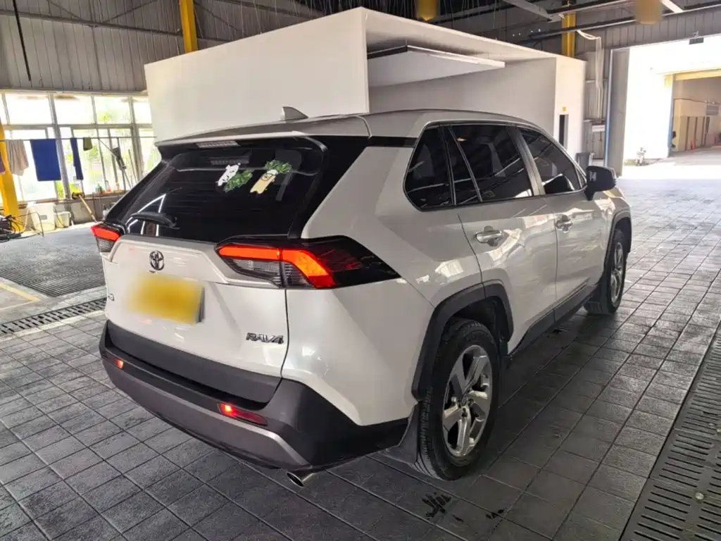 Toyota RAV4 — фото 7