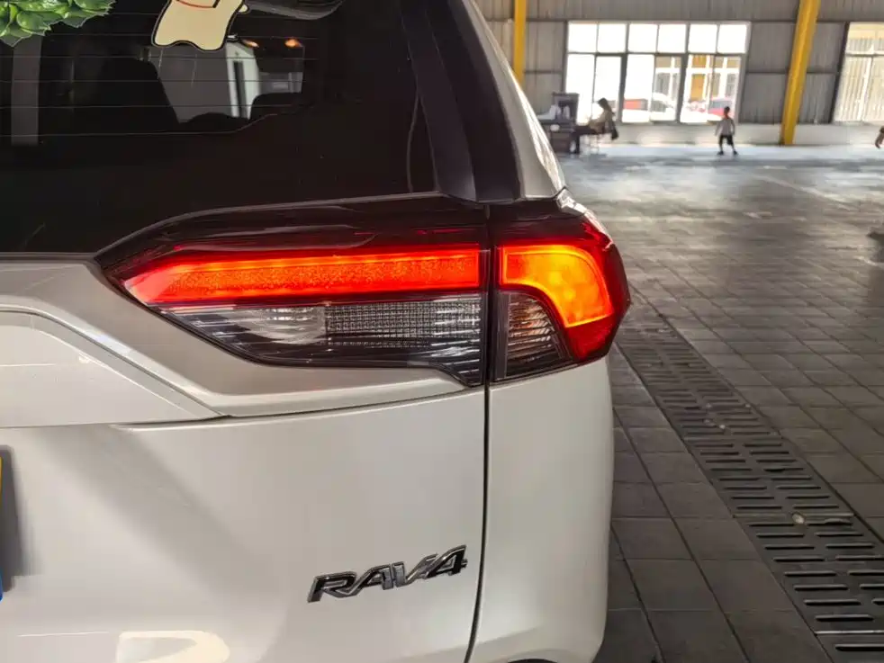 Toyota RAV4 — фото 8