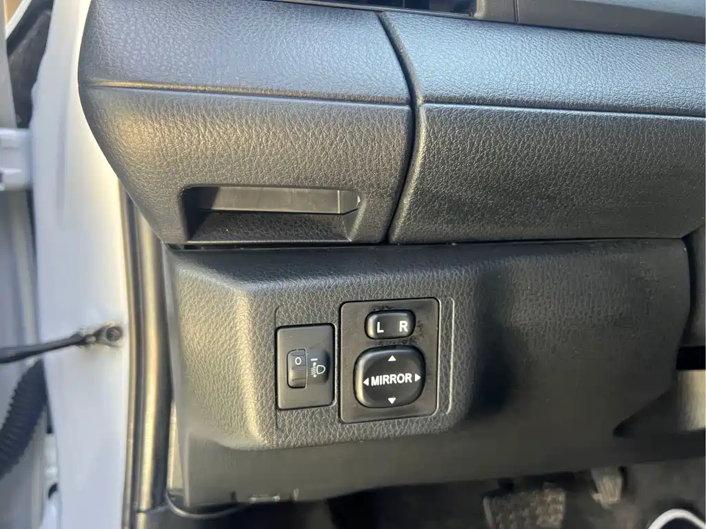 Toyota Yaris L — фото 13