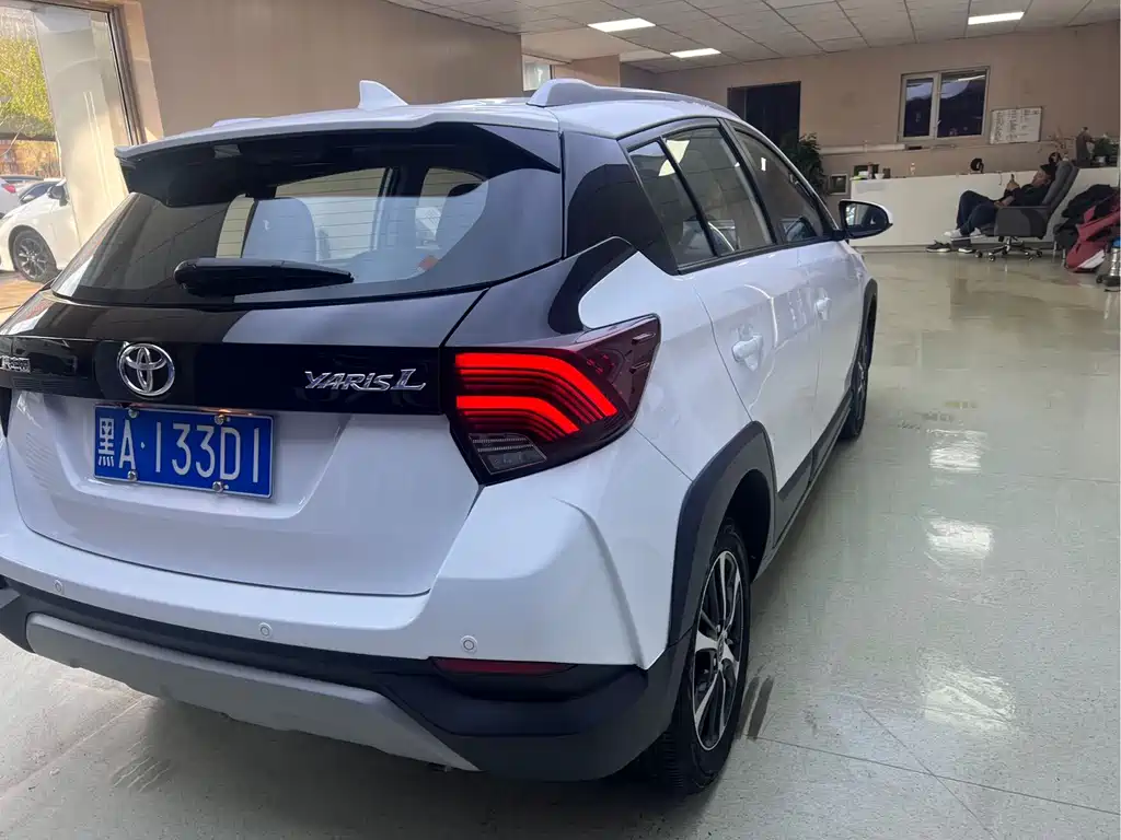 Toyota Yaris L — фото 4
