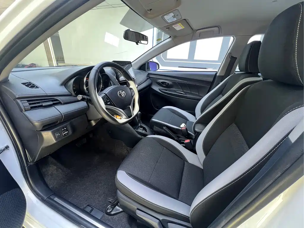 Toyota Yaris L — фото 7