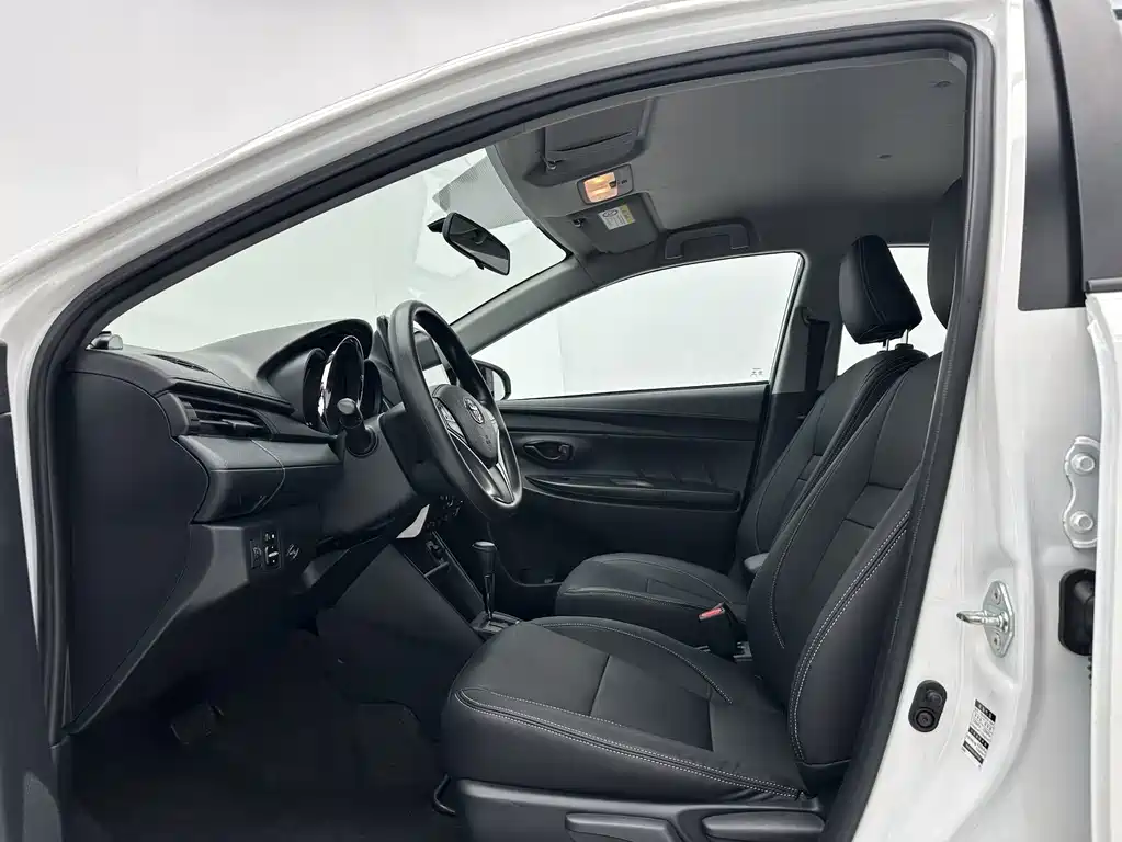Toyota Yaris L — фото 5