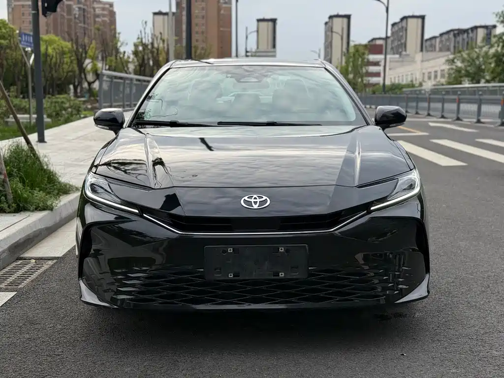 Toyota Camry — фото 2