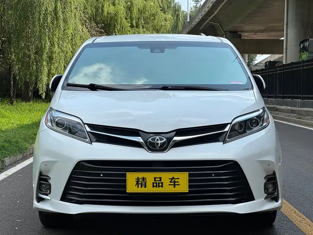 Toyota Sienna — фото 2
