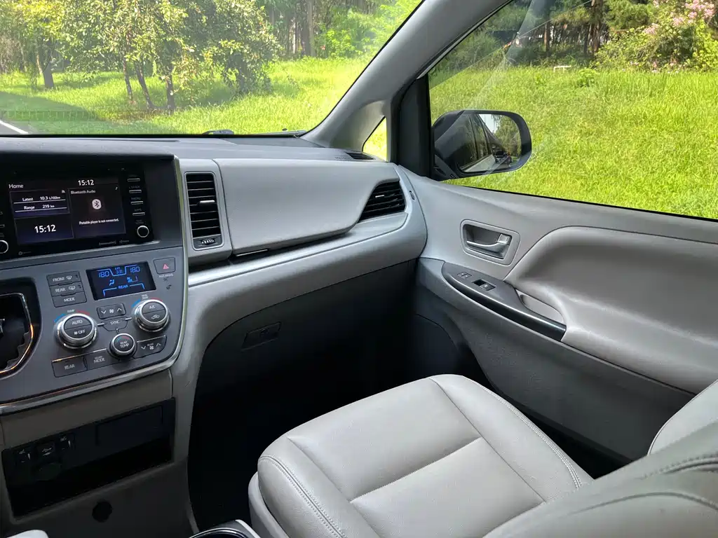 Toyota Sienna — фото 13