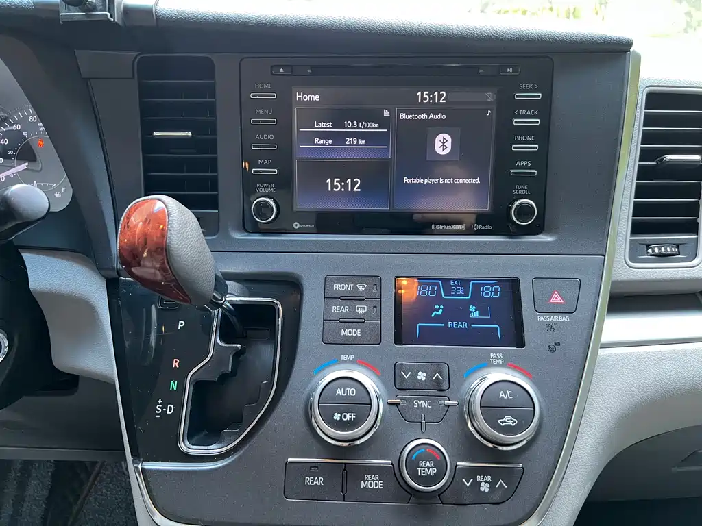 Toyota Sienna — фото 14